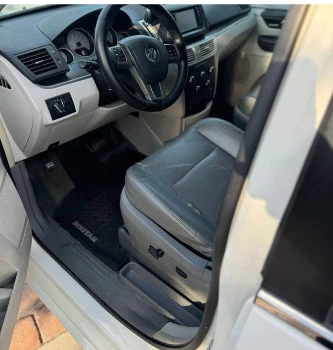 2013 Volkswagen Routan - Image 2 of 2