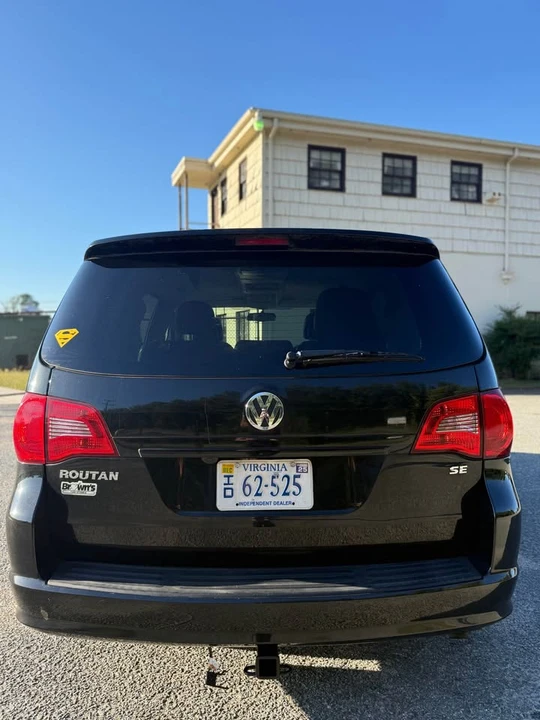 2013 Volkswagen Routan - Image 5 of 15