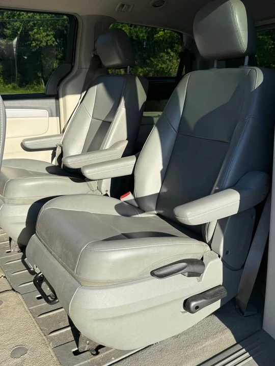 2013 Volkswagen Routan - Image 12 of 15