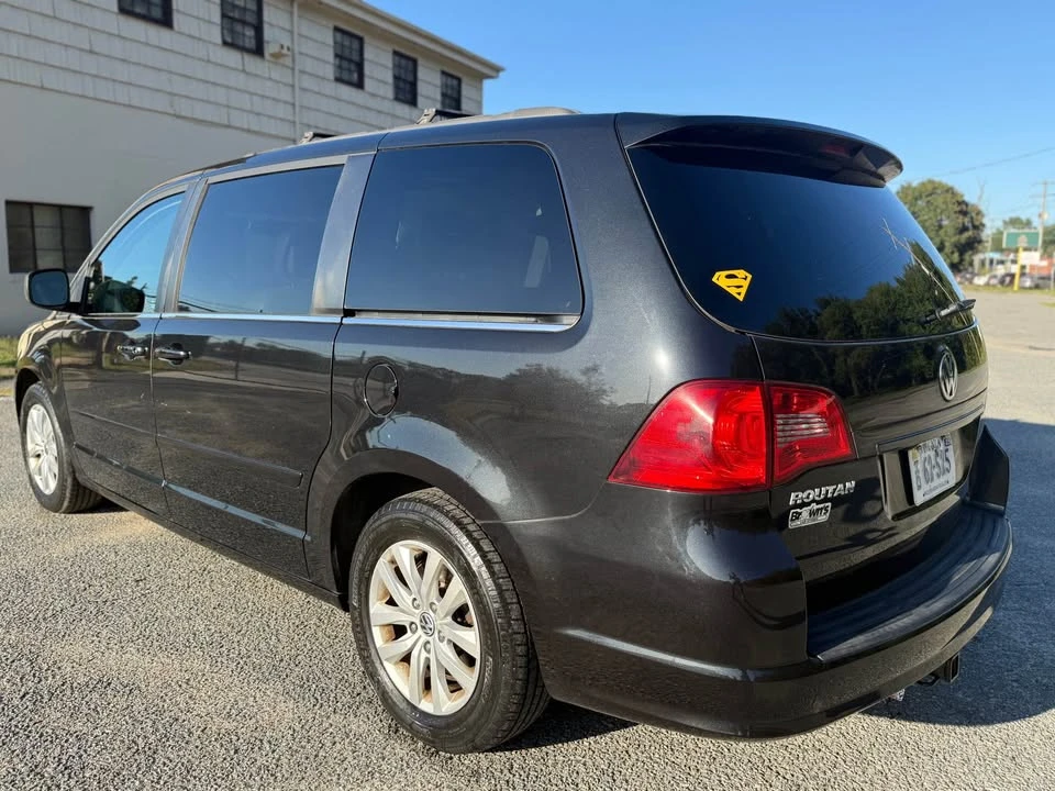 2013 Volkswagen Routan - Image 6 of 15
