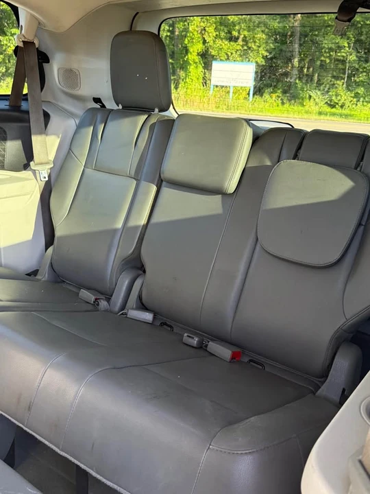 2013 Volkswagen Routan - Image 14 of 15