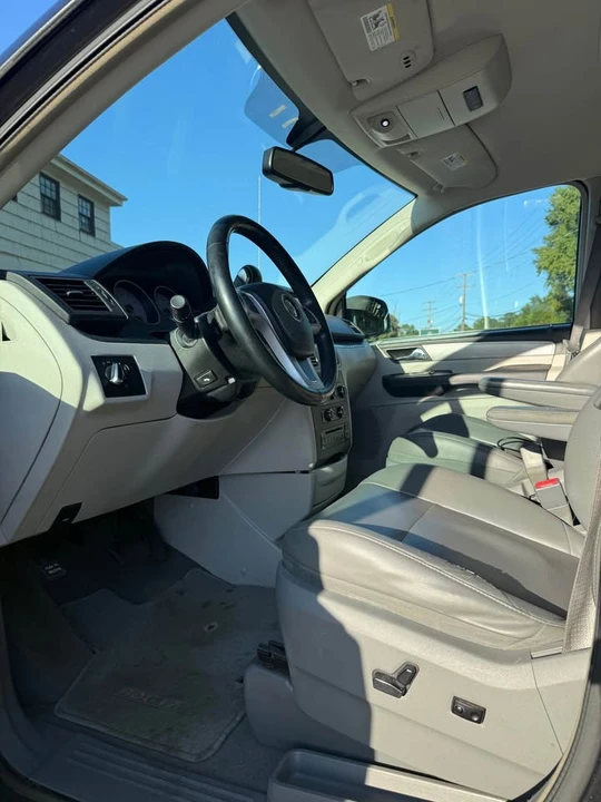 2013 Volkswagen Routan - Image 8 of 15