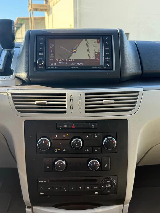 2013 Volkswagen Routan - Image 11 of 15