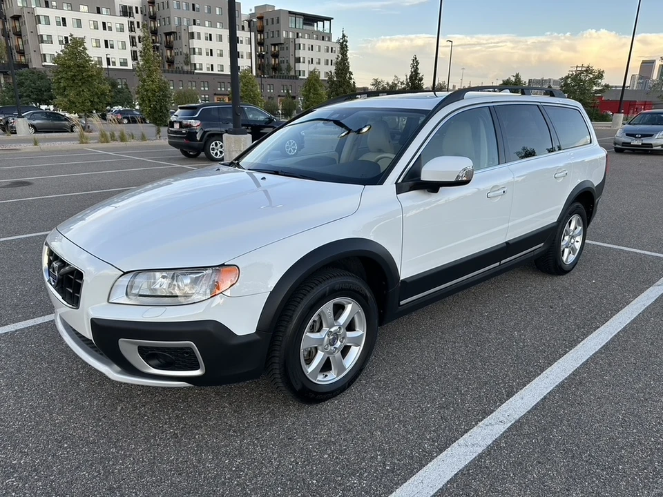 2013 Volvo XC70 3rd Gen - Image 17 of 31