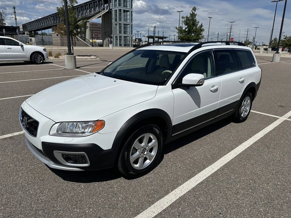 2013 Volvo XC70 3rd Gen - Image 2 of 31