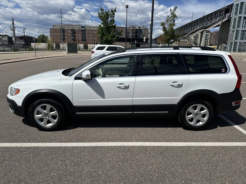 2013 Volvo XC70 3rd Gen - Image 15 of 31