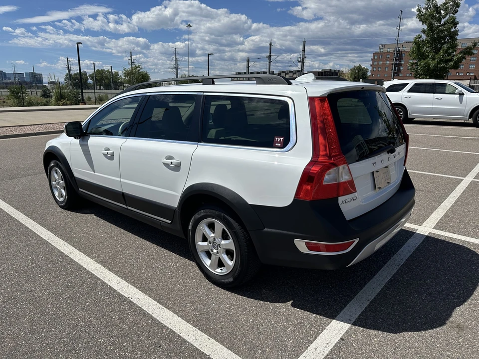 2013 Volvo XC70 3rd Gen - Image 13 of 31