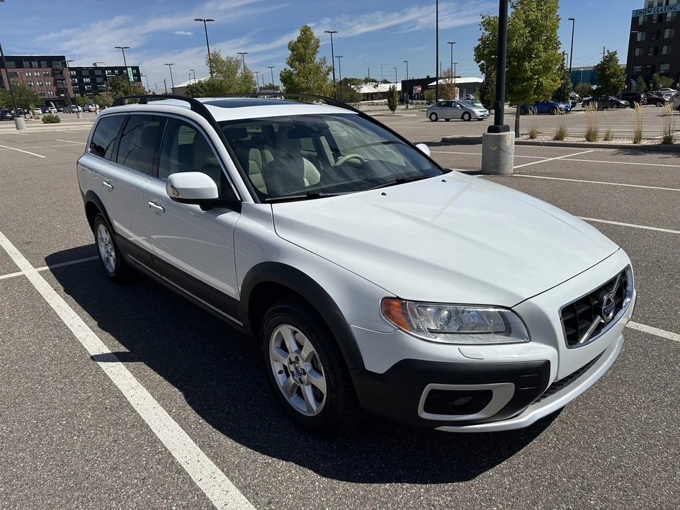2013 Volvo XC70 3rd Gen - Image 5 of 31