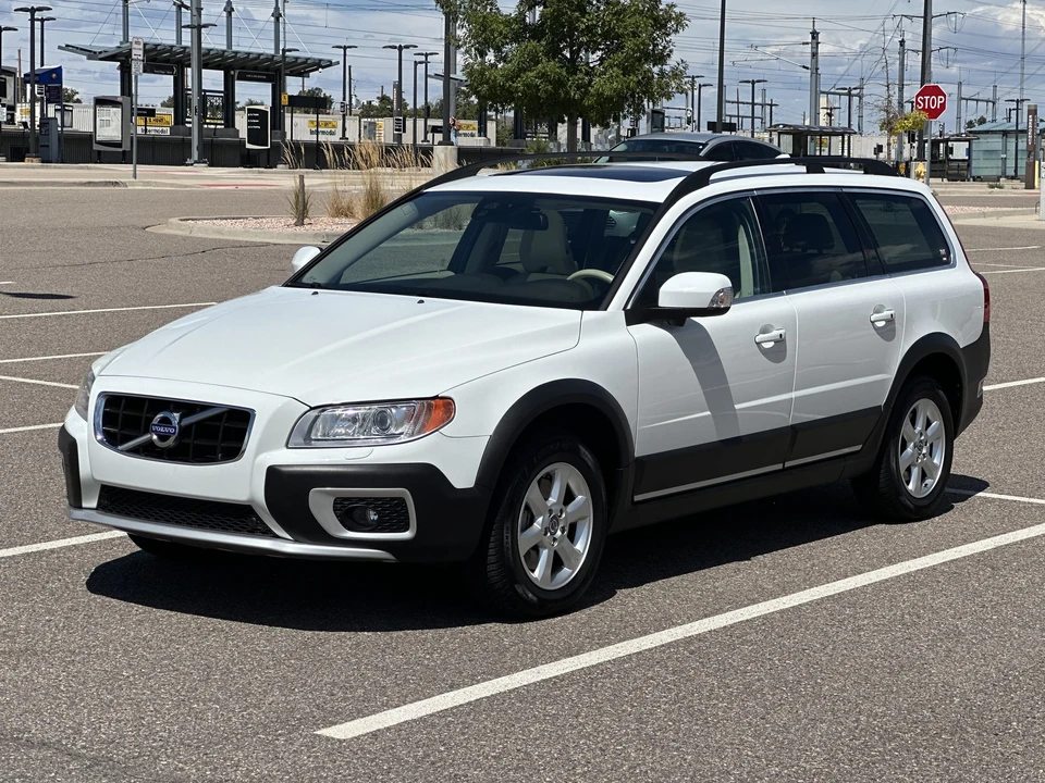 2013 Volvo XC70 3rd Gen - Image 3 of 31