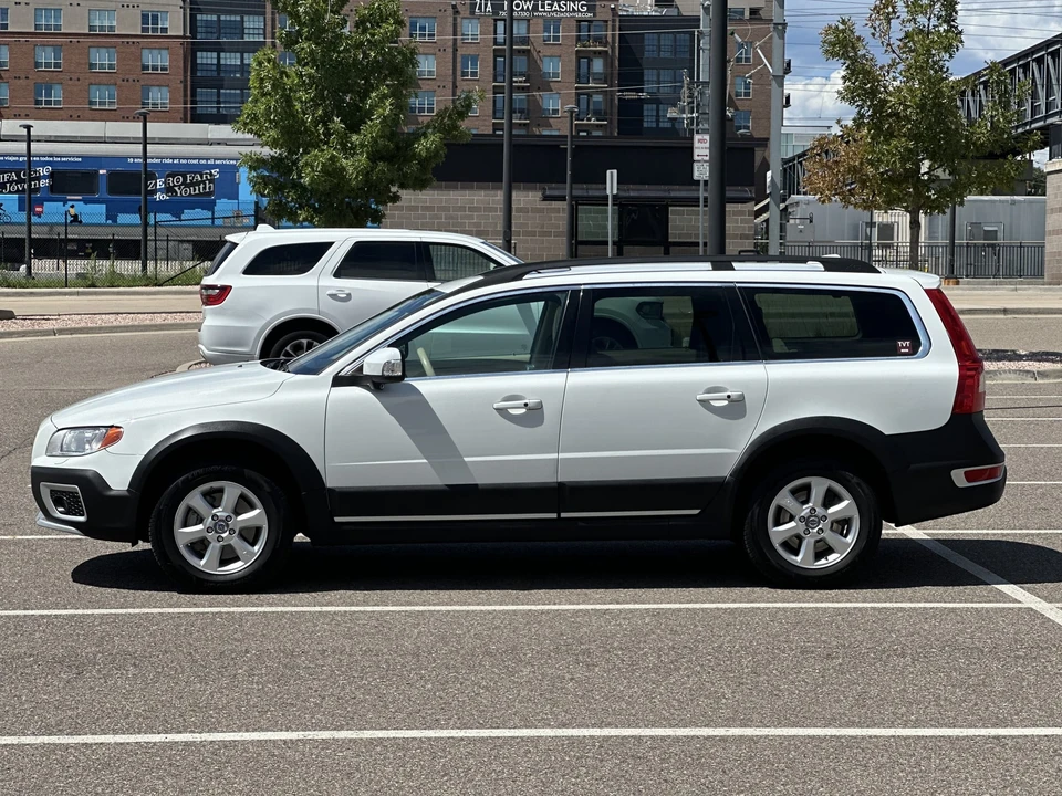 2013 Volvo XC70 3rd Gen - Image 16 of 31