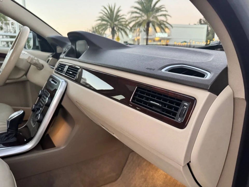 2013 Volvo XC70 3rd Gen - Image 14 of 21