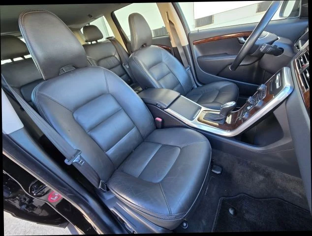 2013 Volvo XC70 3rd Gen - Image 21 of 31