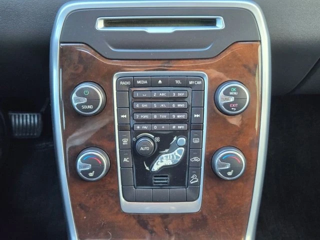 2013 Volvo XC70 3rd Gen - Image 27 of 31