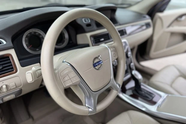 2013 Volvo XC70 3rd Gen - Image 5 of 8