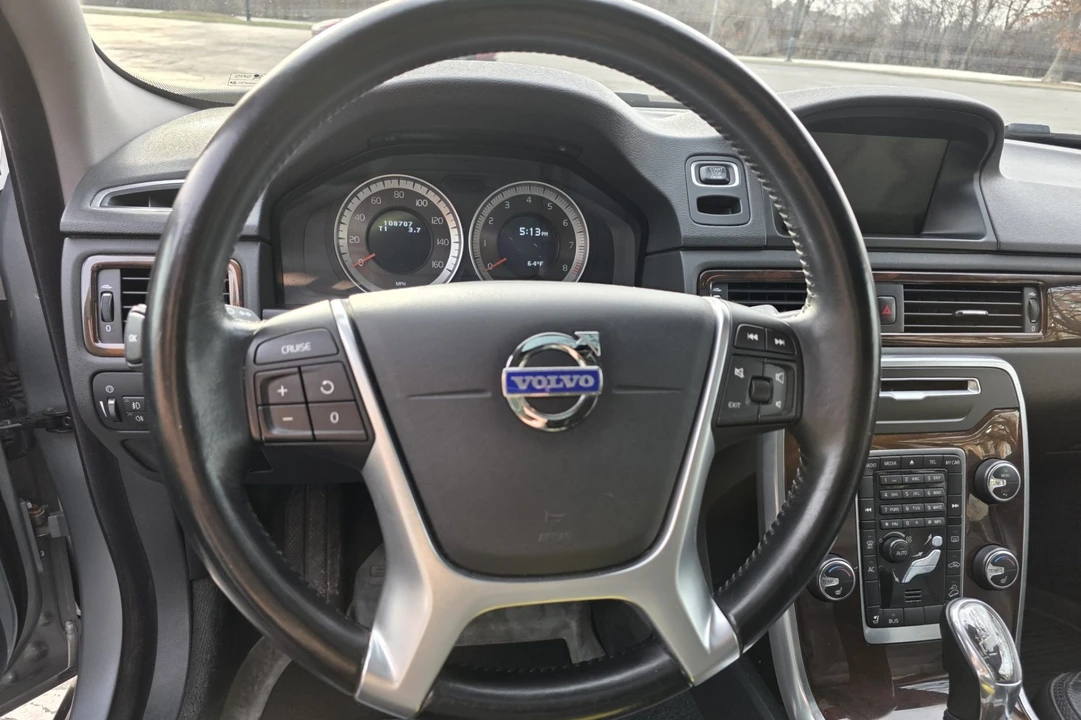 2013 Volvo XC70 3rd Gen - Image 5 of 9