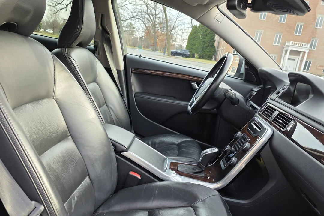 2013 Volvo XC70 3rd Gen - Image 4 of 9
