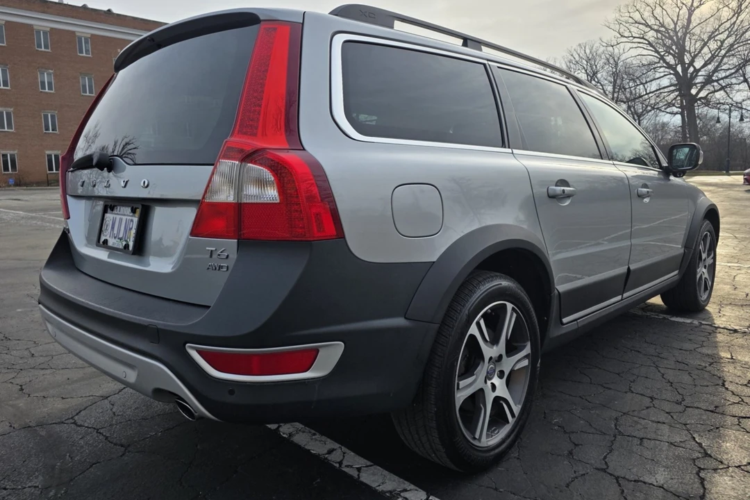 2013 Volvo XC70 3rd Gen - Image 2 of 9