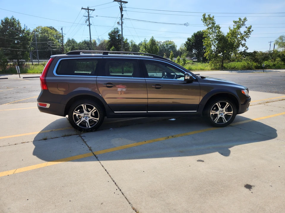 2013 Volvo XC70 3rd Gen - Image 10 of 31