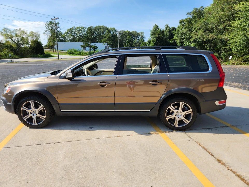 2013 Volvo XC70 3rd Gen - Image 8 of 31