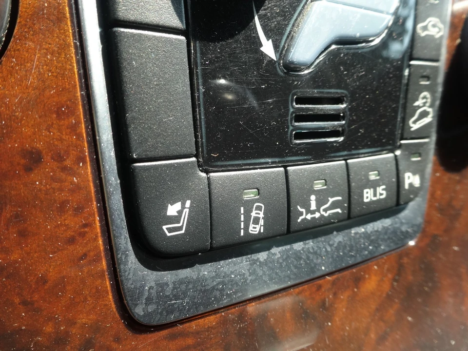 2013 Volvo XC70 3rd Gen - Image 17 of 31