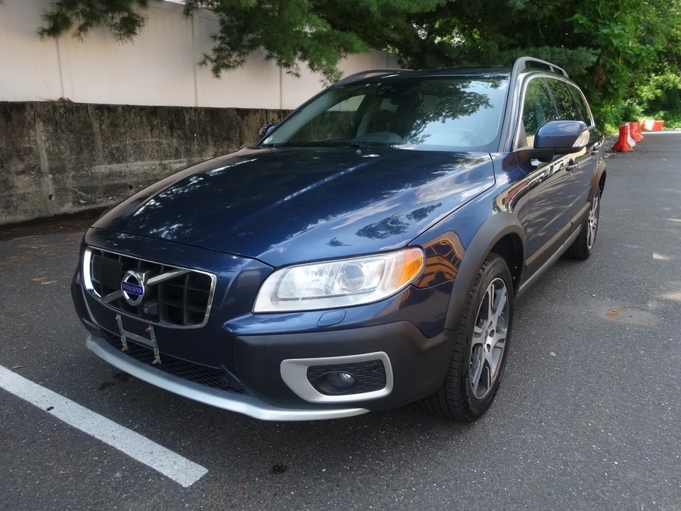 2013 Volvo XC70 3rd Gen - Image 2 of 31