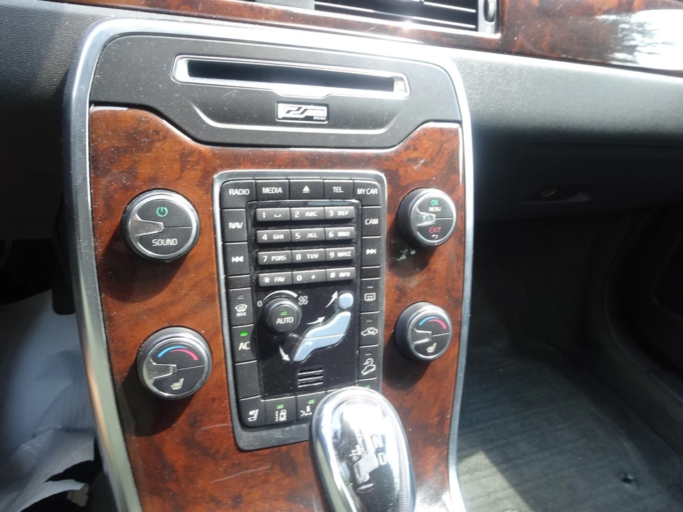 2013 Volvo XC70 3rd Gen - Image 19 of 31