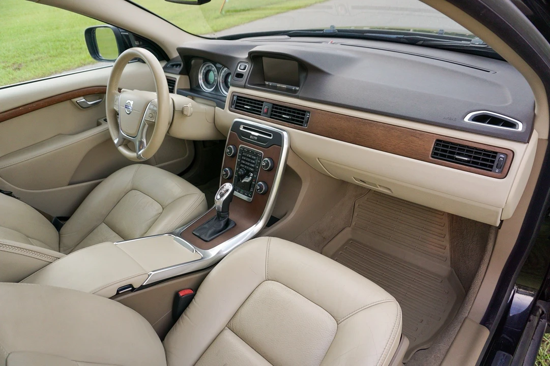 2013 Volvo XC70 3rd Gen - Image 25 of 31