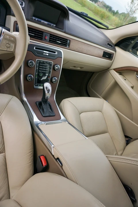 2013 Volvo XC70 3rd Gen - Image 27 of 31