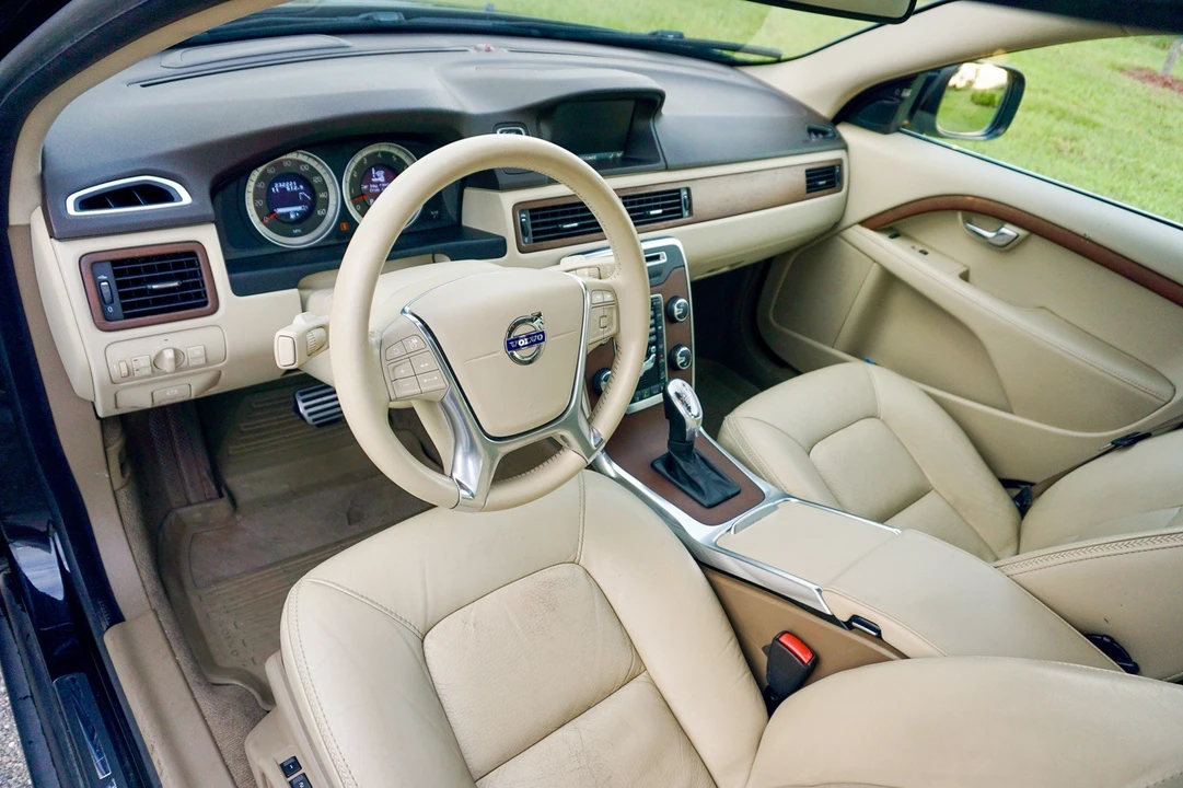 2013 Volvo XC70 3rd Gen - Image 3 of 31