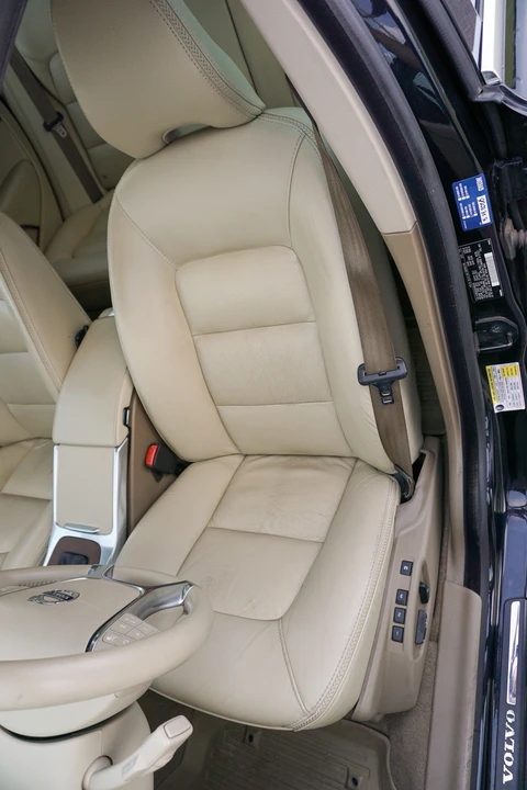 2013 Volvo XC70 3rd Gen - Image 28 of 31
