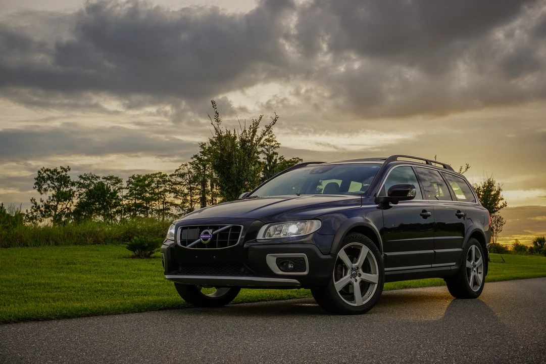 2013 Volvo XC70 3rd Gen - Image 2 of 31