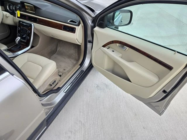 2013 Volvo XC70 3rd Gen - Image 18 of 21