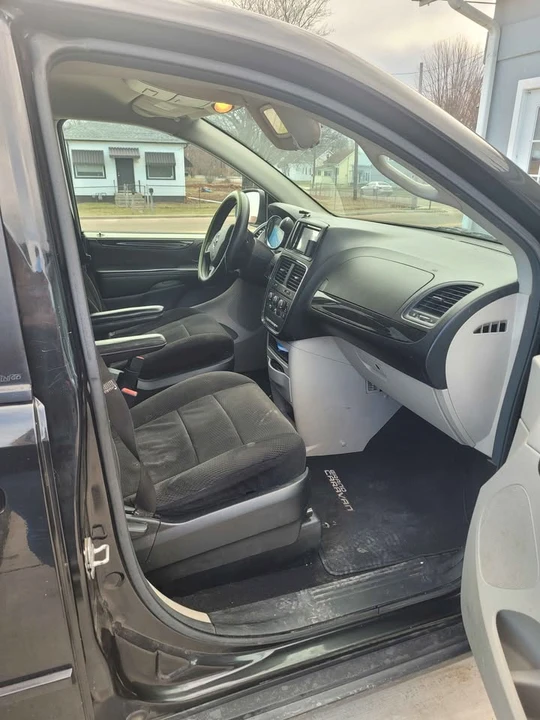 2013 Dodge Caravan - Image 6 of 10