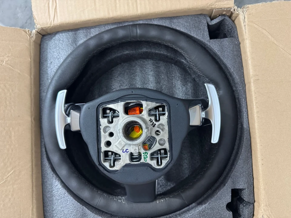 2014 Parts & Memorabilia Seats & Interior - Image 2 of 4