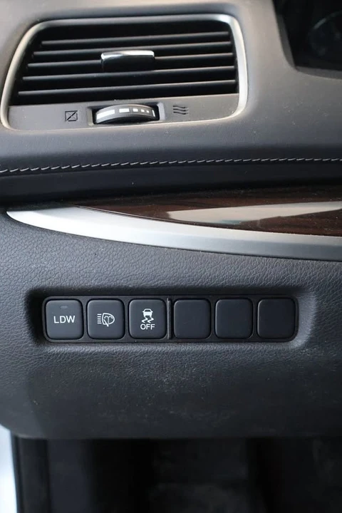 2014 Acura RLX - Image 17 of 20