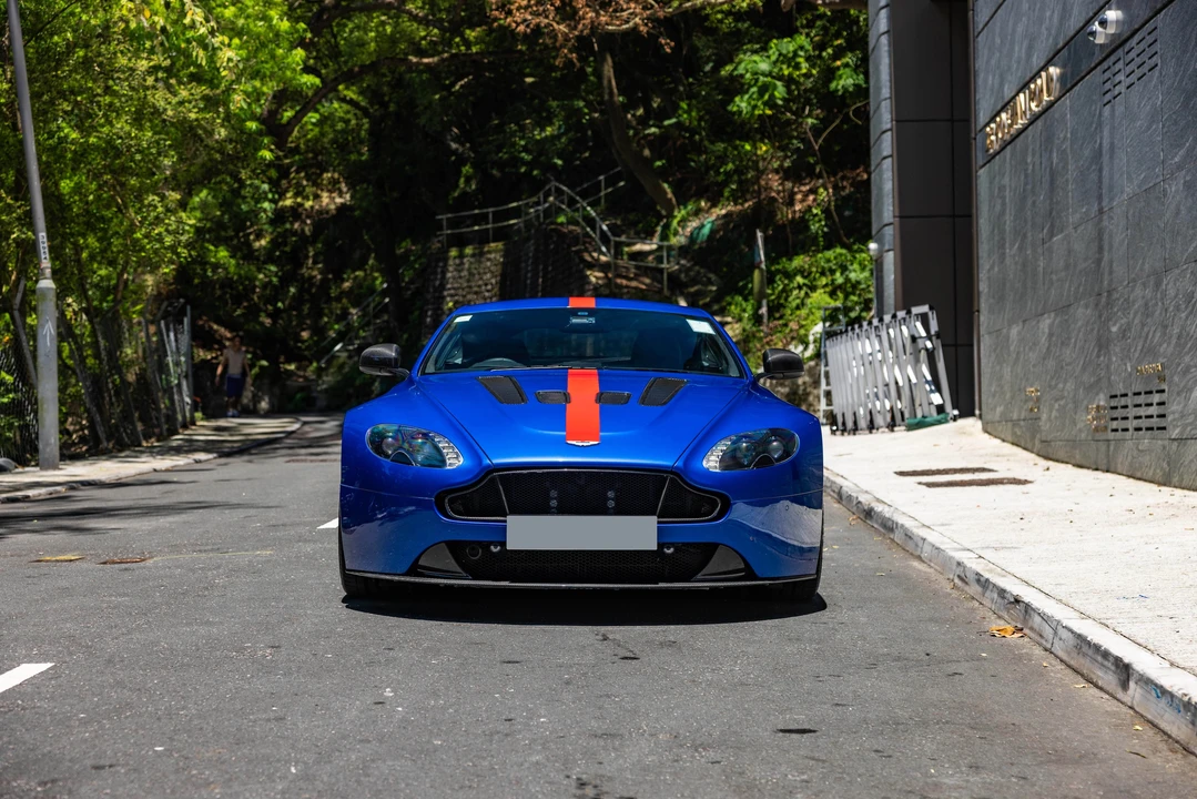 2014 Aston Martin Vantage - Image 2 of 31