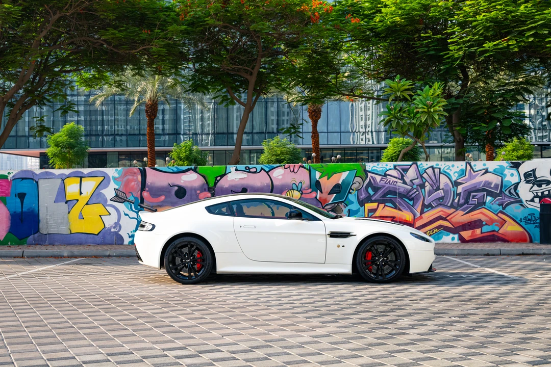 2014 Aston Martin Vantage - Image 4 of 31