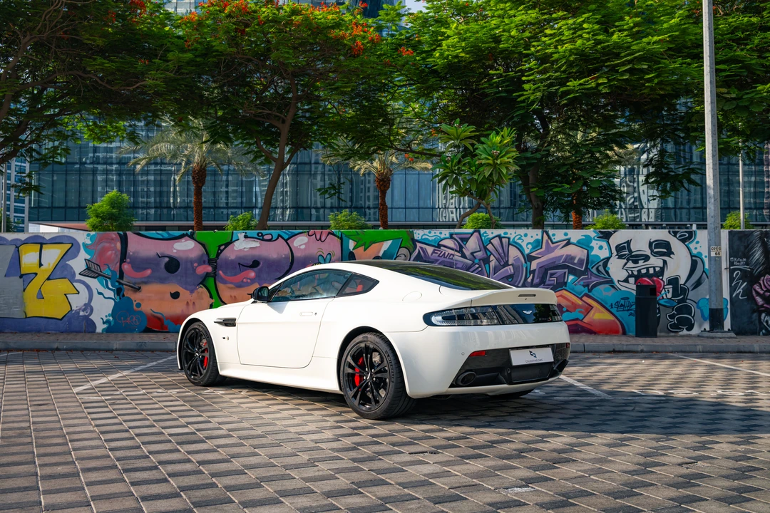 2014 Aston Martin Vantage - Image 12 of 31