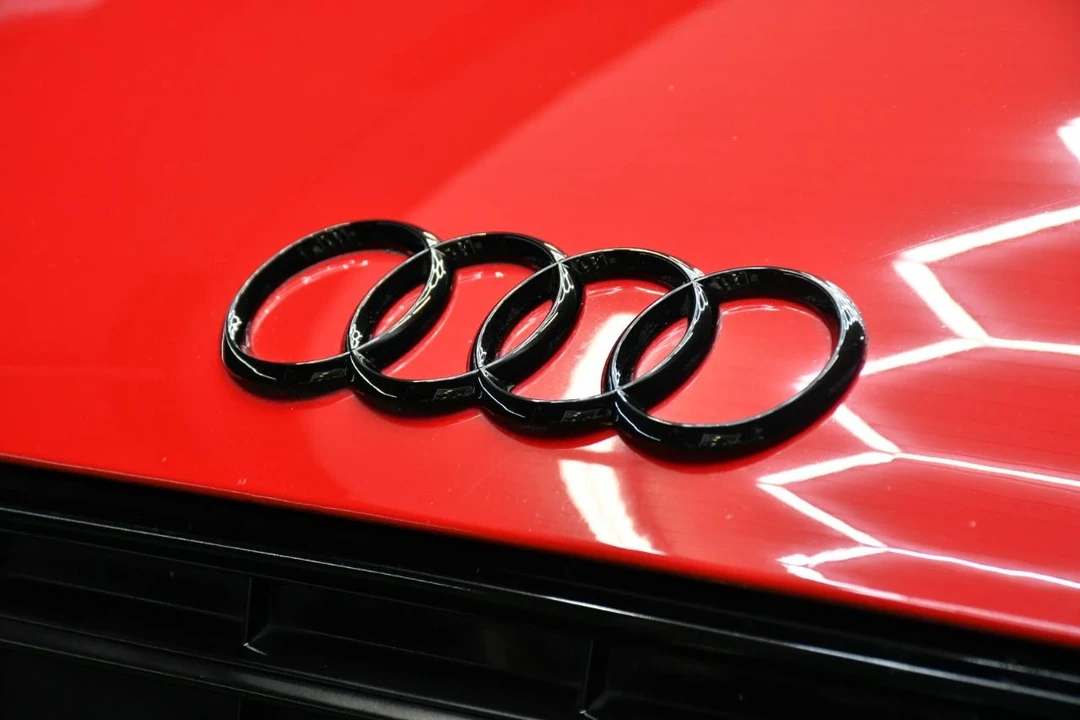 2014 Audi 42 R8 - Image 2 of 31