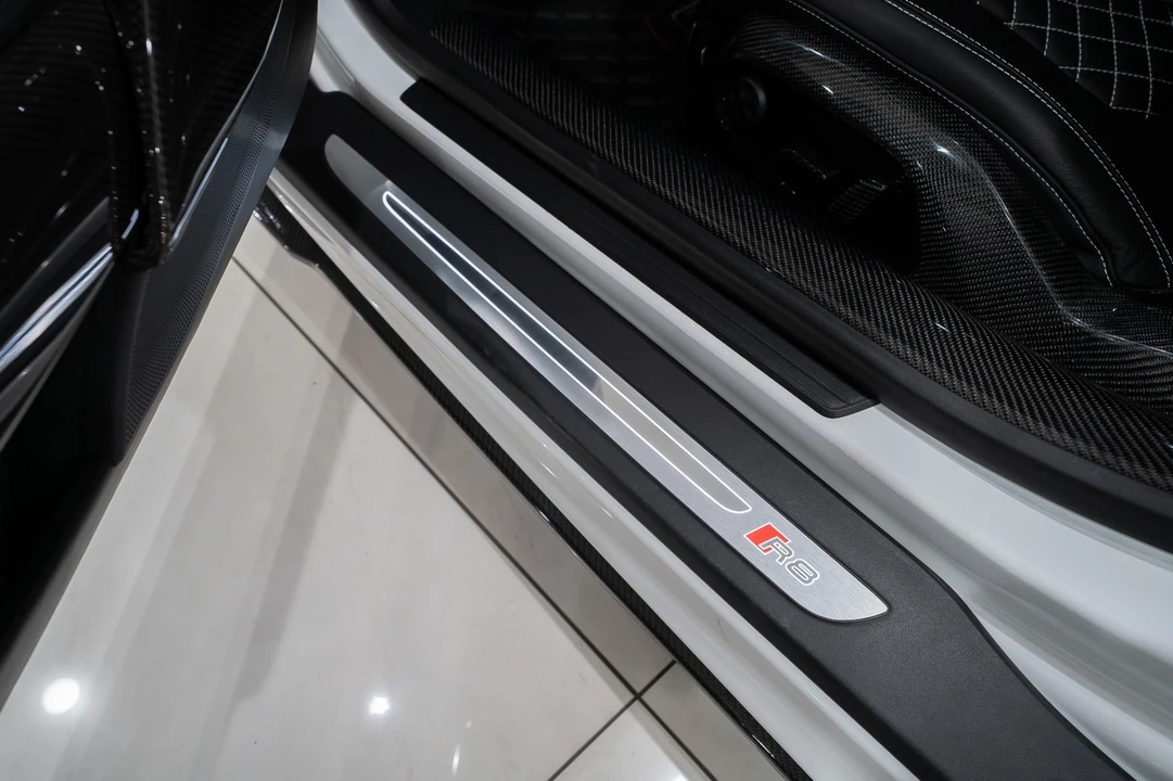 2014 Audi 42 R8 - Image 8 of 31