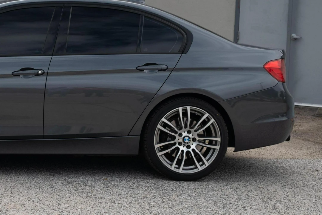 2014 BMW F30 335i & 340i Sedan - Image 27 of 31