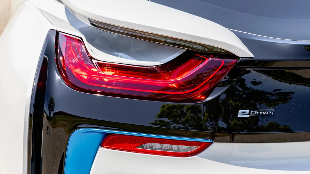 2014 BMW i8 - Image 14 of 31