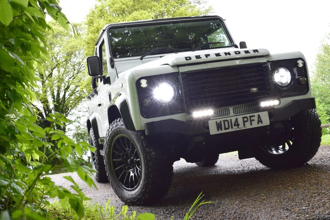 2014 Land Rover Defender 90 - Image 19 of 30