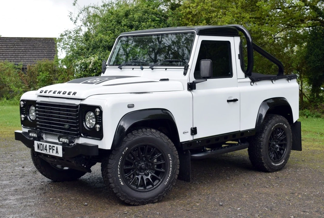 2014 Land Rover Defender 90 - Image 3 of 30