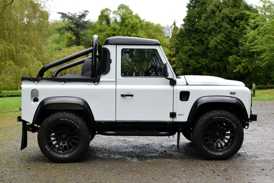 2014 Land Rover Defender 90 - Image 6 of 30