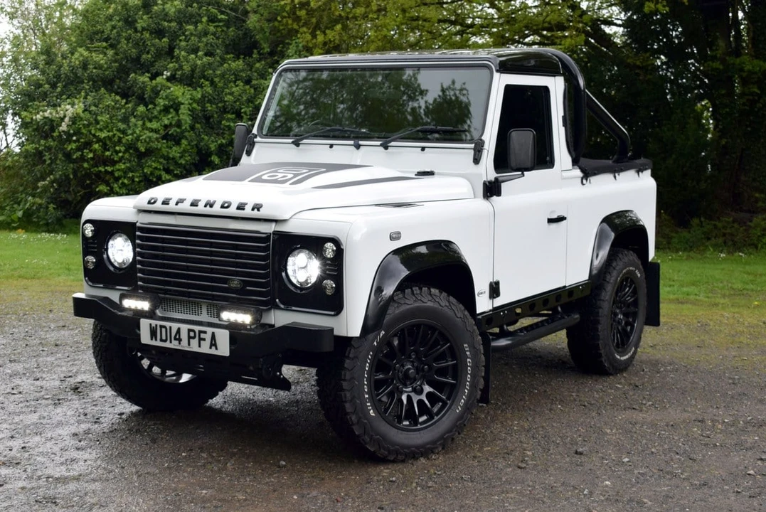2014 Land Rover Defender 90 - Image 15 of 30