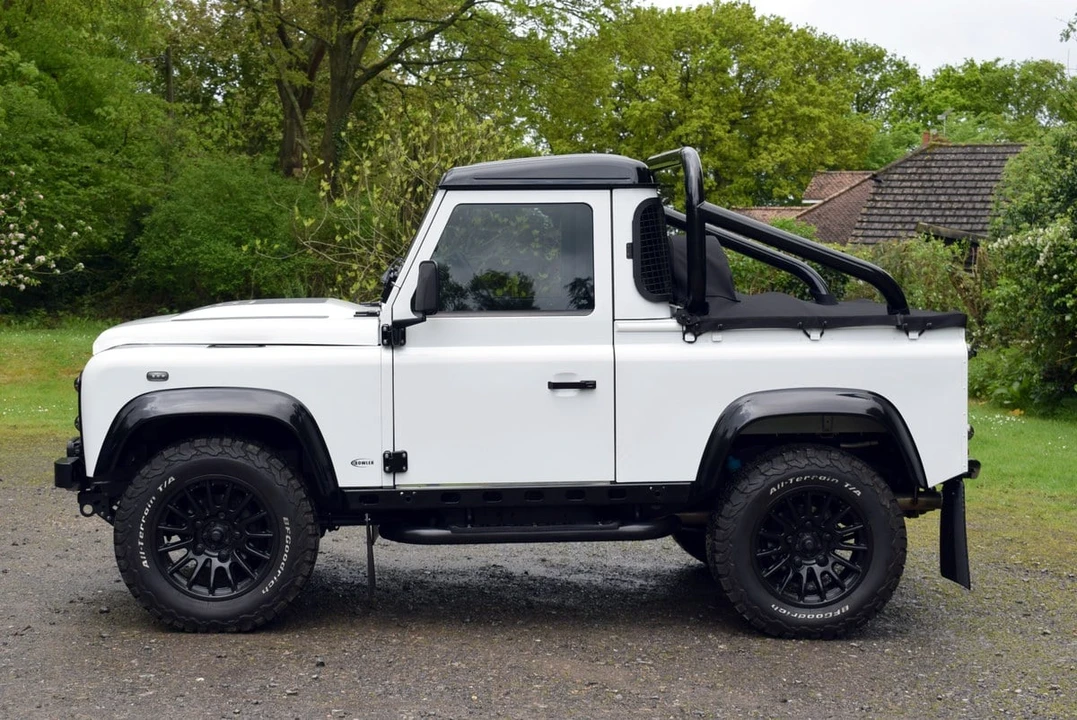 2014 Land Rover Defender 90 - Image 5 of 30