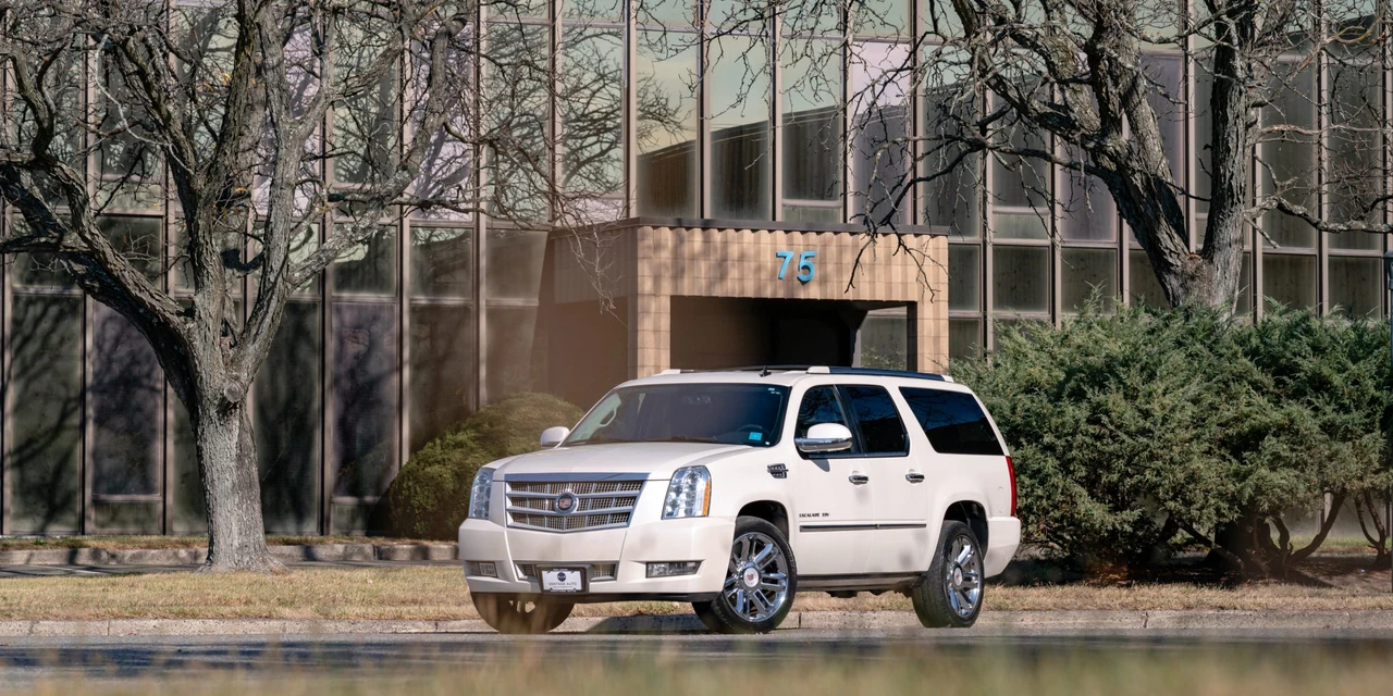 2014 Cadillac Escalade & EXT 3rd Gen - Image 2 of 31