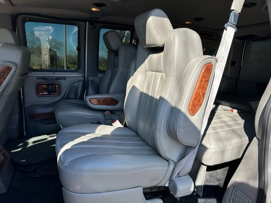 2014 Chevrolet Express - Image 21 of 31