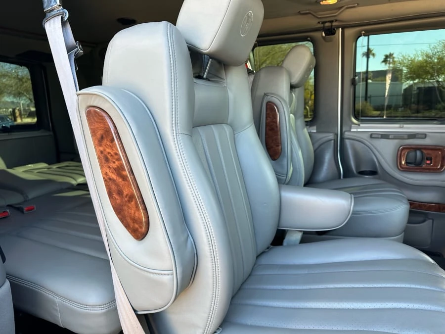 2014 Chevrolet Express - Image 25 of 31